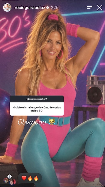 Captura de pantalla de Instagram donde una mujer posa con ropa deportiva rosa y turquesa de estilo retro ante un fondo con luces de neón