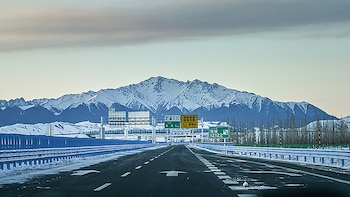 China inauguró el túnel para