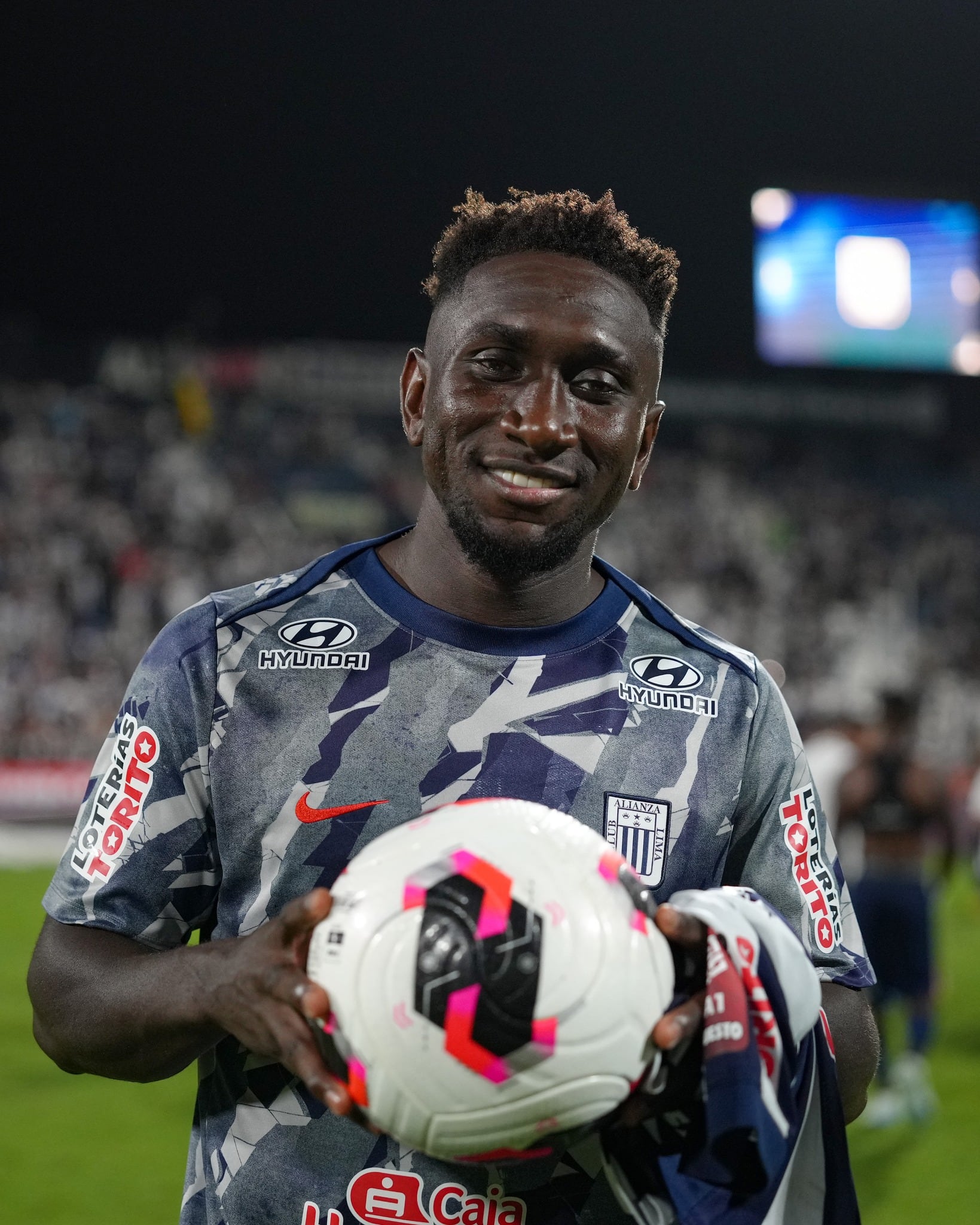 Eryc Castillo se llevó la pelota del partido tras anotar un