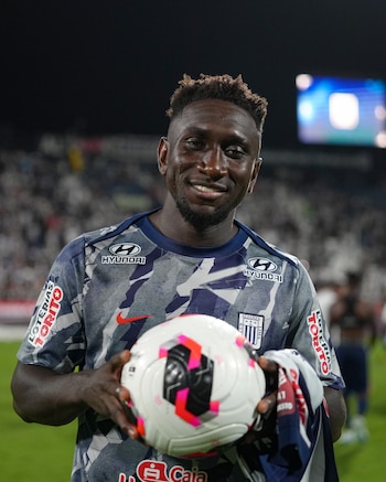 Eryc Castillo se llevó la pelota del partido tras anotar un 'hat-trick' ante Cusco FC. - créditos: Liga 1