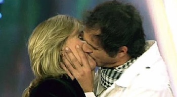 Mercedes Milá y Matías se dieron un beso en directo en 2003. (Telecinco)
