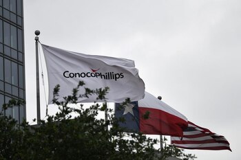 Imagen de archivo de banderas ondeando afuera de las oficinas de ConocoPhillips en Houston, Texas, Estados Unidos. 30 de abril, 2019. REUTERS/Loren Elliott/Archivo