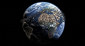Vista aérea de la Tierra desde el espacio con miles de figuras humanas oscuras amontonadas sobre la superficie de los continentes, simulando una sobrepoblación masiva.