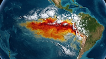 Vista satelital del planeta con una mancha roja y amarilla en el océano Pacífico frente a la costa occidental de América del Sur.