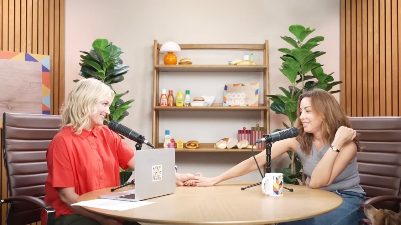 El legado artístico de Plaza y el cineasta Baena fue bien recordado en una conversación íntima con su colega Amy Poehler (Good Hang)