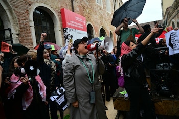Activistas propalestinos protestan contra la participación de Israel en la Bienal de Venecia, frente al pabellón israelí, el 6 de mayo de 2026 en Venecia. (Foto de Marco BERTORELLO / AFP)