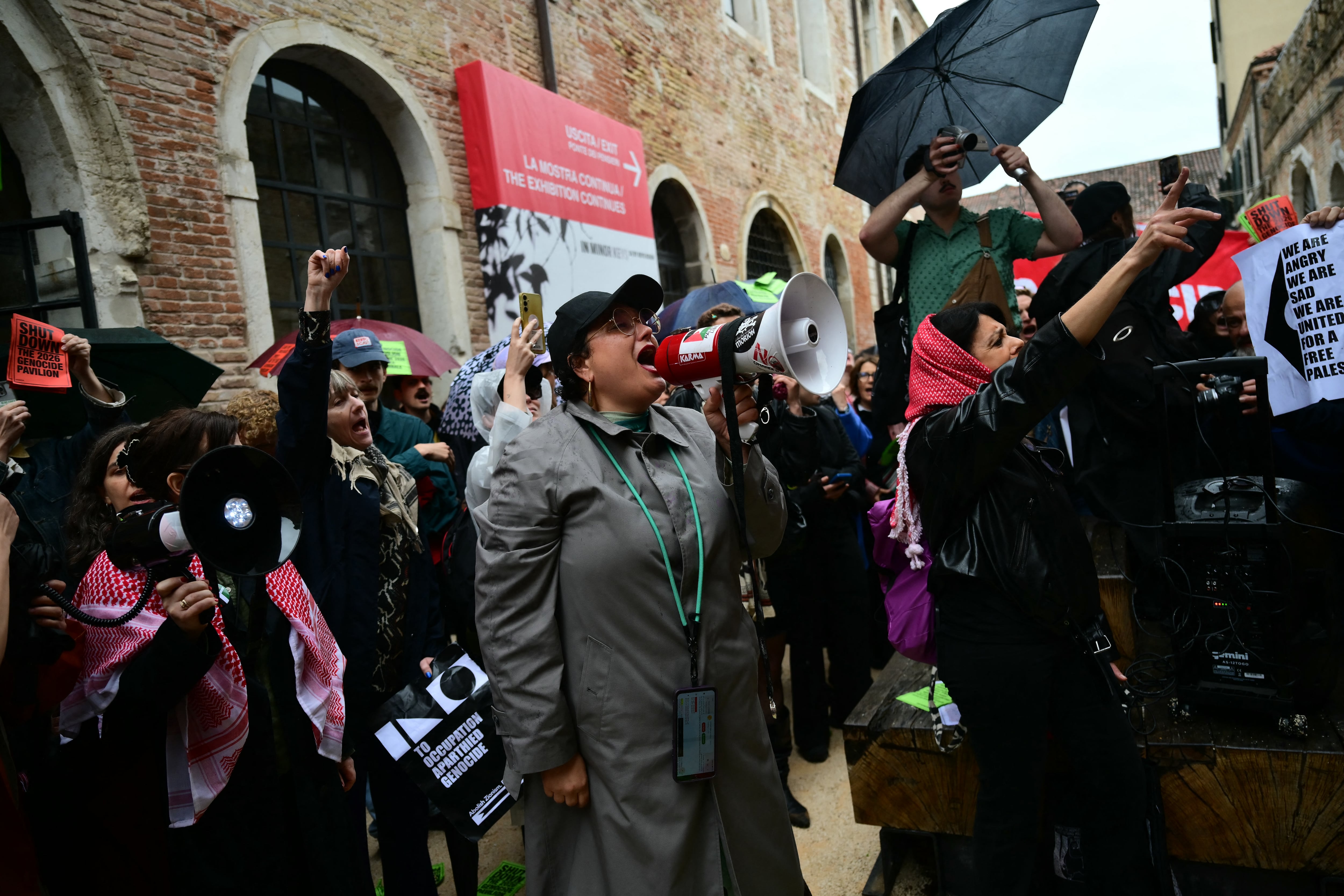 Activistas propalestinos protestan contra la participación de Israel en la Bienal de Venecia, frente al pabellón israelí, el 6 de mayo de 2026 en Venecia. (Foto de Marco BERTORELLO / AFP)