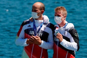 Max Hoff y Jacob Schopf de Alemania posan con la medalla de plata durante la ceremonia de premiación de los 1000m kayak doble masculino por el piragüismo en esprint de los Juegos Olímpicos 2020, en el Canal Sea Forest de Tokio (Japón). EFE/ José Méndez