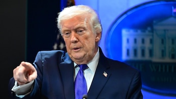 Trump vuelve a cargar contra