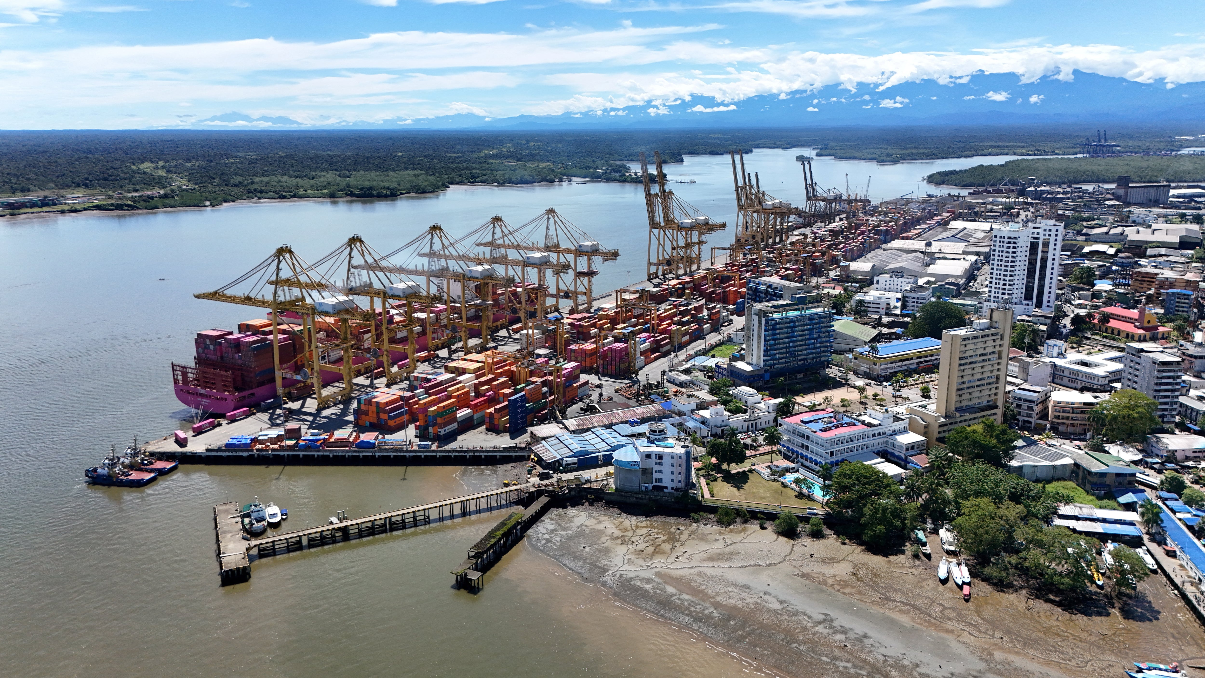 El Ministerio de Transporte impulsará un decreto para facilitar inversiones en puertos y reducir costos logísticos y tiempos de operación del comercio exterior colombiano - créidto Javier Andrés Rojas/REUTERS