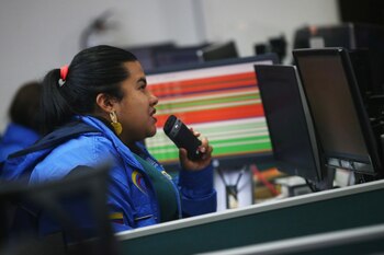 Los servicios de comunicaciones están entre los que más ofertas de empleo tienen en Colombia - crédito Luisa González/Reuters