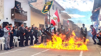 Escolares desfilaron sobre hileras de