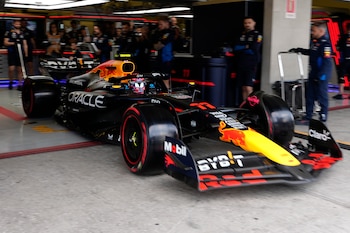 El piloto de Red Bull, Sergio Pérez, sale de los pits durante la tercera práctica libre previo al Gran Premio de México, en el Autódromo Hermanos Rodríguez, en la Ciudad de México, el sábado 26 de octubre de 2024. (AP Foto/Moisés Castillo)