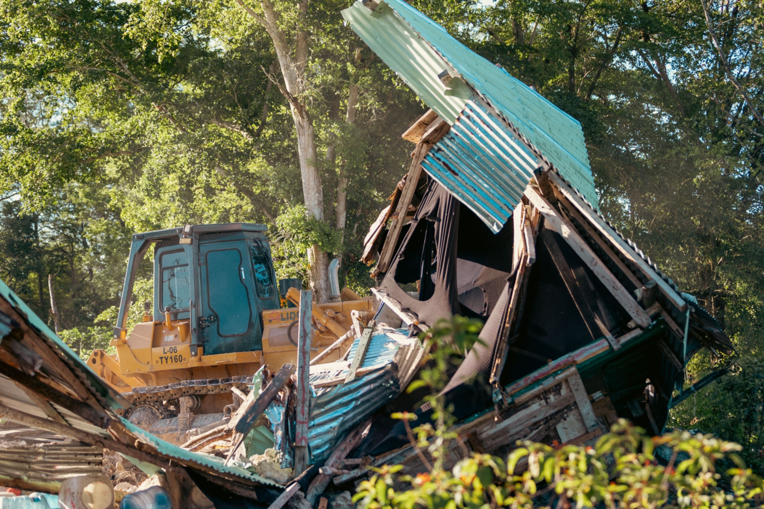 Los equipos utilizaron maquinaria pesada como bulldozers y palas mecánicas para demoler construcciones de lámina y concreto. (Foto cortesía Medio Ambiente )