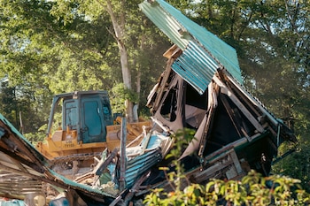 Los equipos utilizaron maquinaria pesada como bulldozers y palas mecánicas para demoler construcciones de lámina y concreto. (Foto cortesía Medio Ambiente )