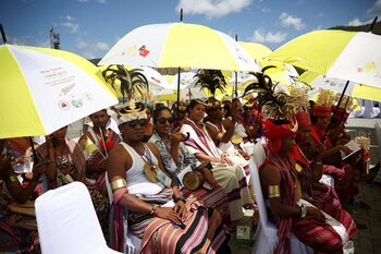 Personas vestidas con atuendos tradicionales en la misa.