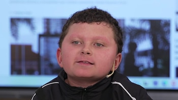 Tiene 13 años, enfrenta una enfermedad y convirtió su pasión por el fútbol en un fenómeno en las redes