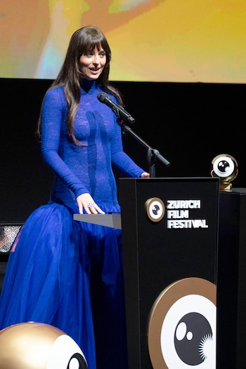 Dakota Johnson apuesta por el azul intenso y las transparencias en el Zurich Film Festival 2025 con vestido de encaje y tul (Grosby)