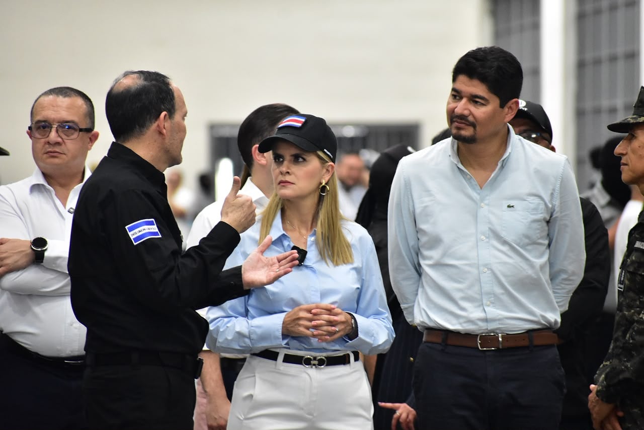 La presidente de Costa Rica, Laura Fernández Delgado, recorrió el Centro de Confinamiento del Terrorismo (CECOT) junto a autoridades salvadoreñas para conocer sus protocolos de seguridad y su funcionamiento interno. (Infobae Centroamérica/Emerson Del Cid)
