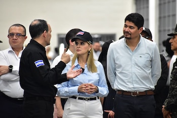 La presidente de Costa Rica, Laura Fernández Delgado, recorrió el Centro de Confinamiento del Terrorismo (CECOT) junto a autoridades salvadoreñas para conocer sus protocolos de seguridad y su funcionamiento interno. (Infobae Centroamérica/Emerson Del Cid)