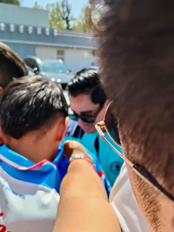 Los asistentes aprovecharon las pausas del partido para pedir autógrafos y fotos a leyendas de Cruz Azul como Fausto Pinto. (Foto: Néstor Hernández/Infobae México)
