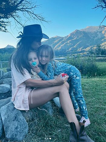 Zaira en una tierna postal