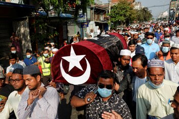 Personas asisten al funeral de una mujer que fue asesinada a tiros mientras la policía intentaba dispersar una manifestación contra el golpe en Mandalay, Myanmar, el 1 de marzo de 2021. REUTERS