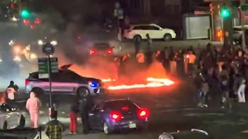 Un coche en llamas durante un "street takeover" en Queens