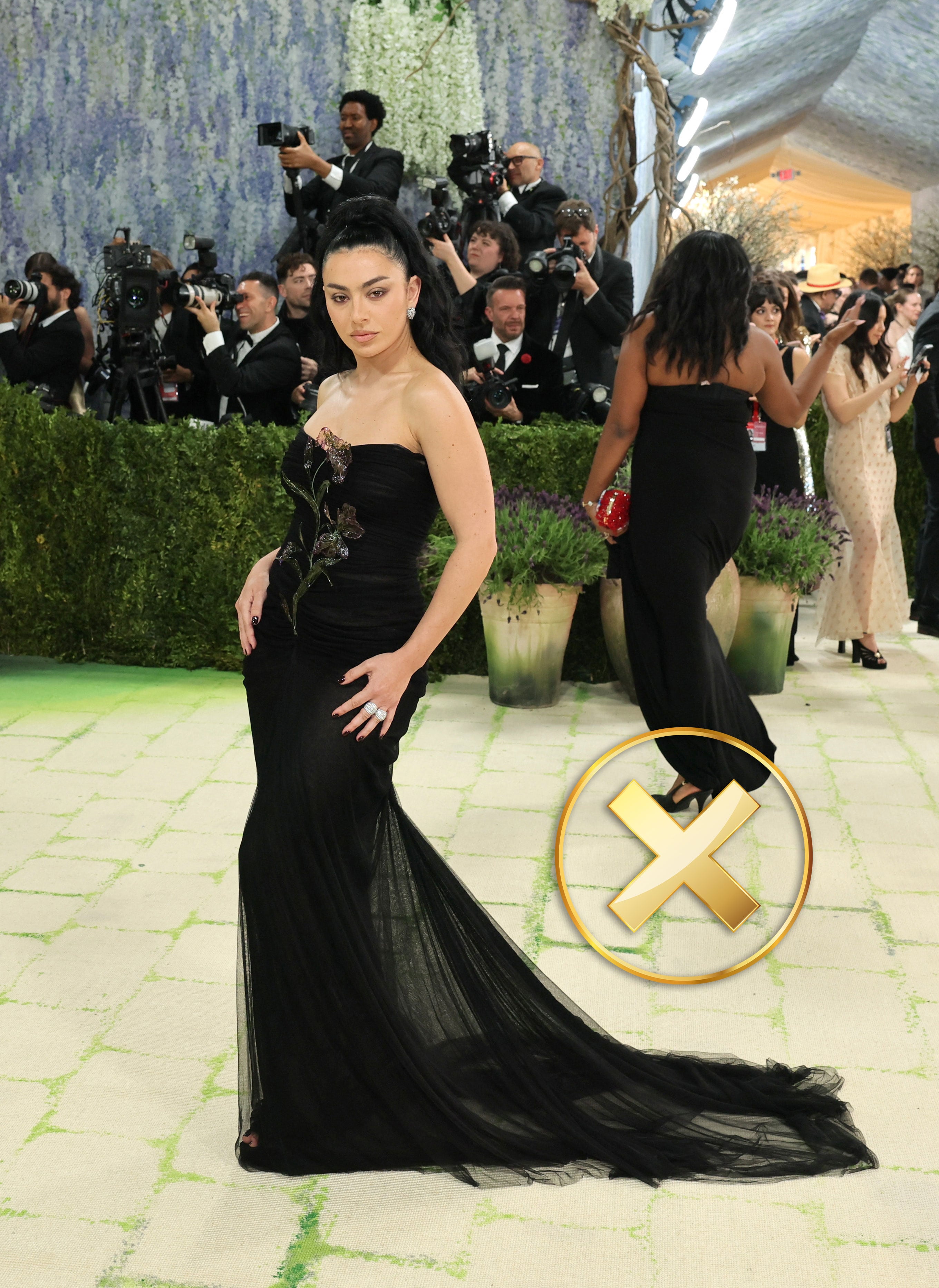 Charli XCX se inclinó por líneas simples y un vestido negro clásico, alejándose del espíritu artístico buscado en la edición