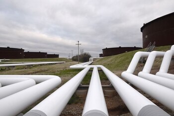 Imagen de archivo de oleoductos que unen los tanques de almacenamiento de la firma Enbridge Inc en Cushing, Oklahoma, EEUU. 24 marzo 2016. REUTERS/Nick Oxford