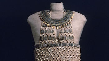 Una tumba de Giza, 7.000 cuentas y un vestido perdido durante 6 décadas: así es el traje que sorprende a los arqueólogos