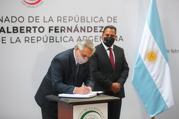 Alberto Fernandez firmó el libro