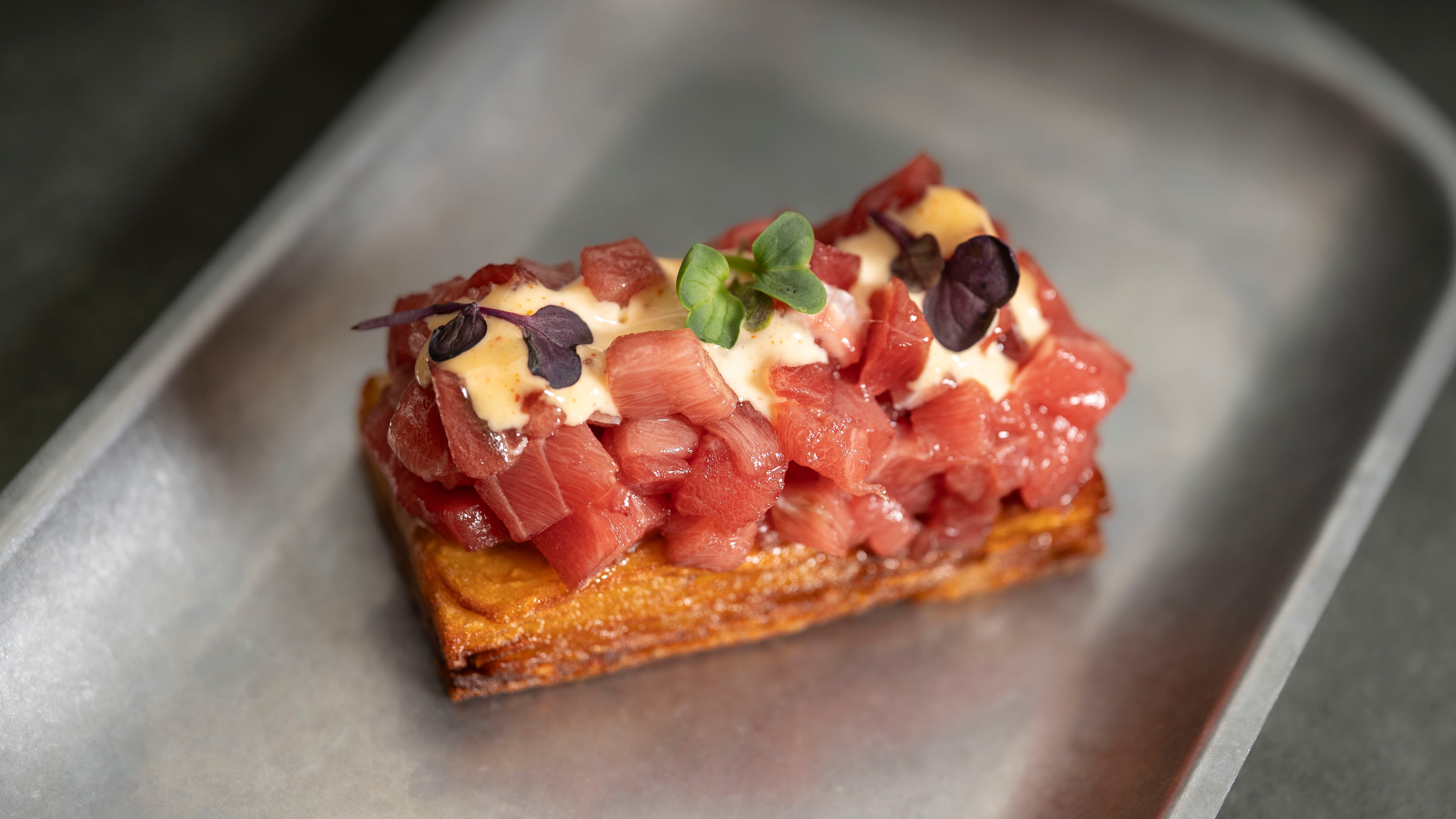 Santísima Pavé con tartar de atún rojo, del restaurante Dicharachero. (Cedida)