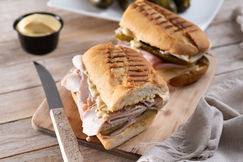 Receta tradicional de sándwich cubano (Magnific)