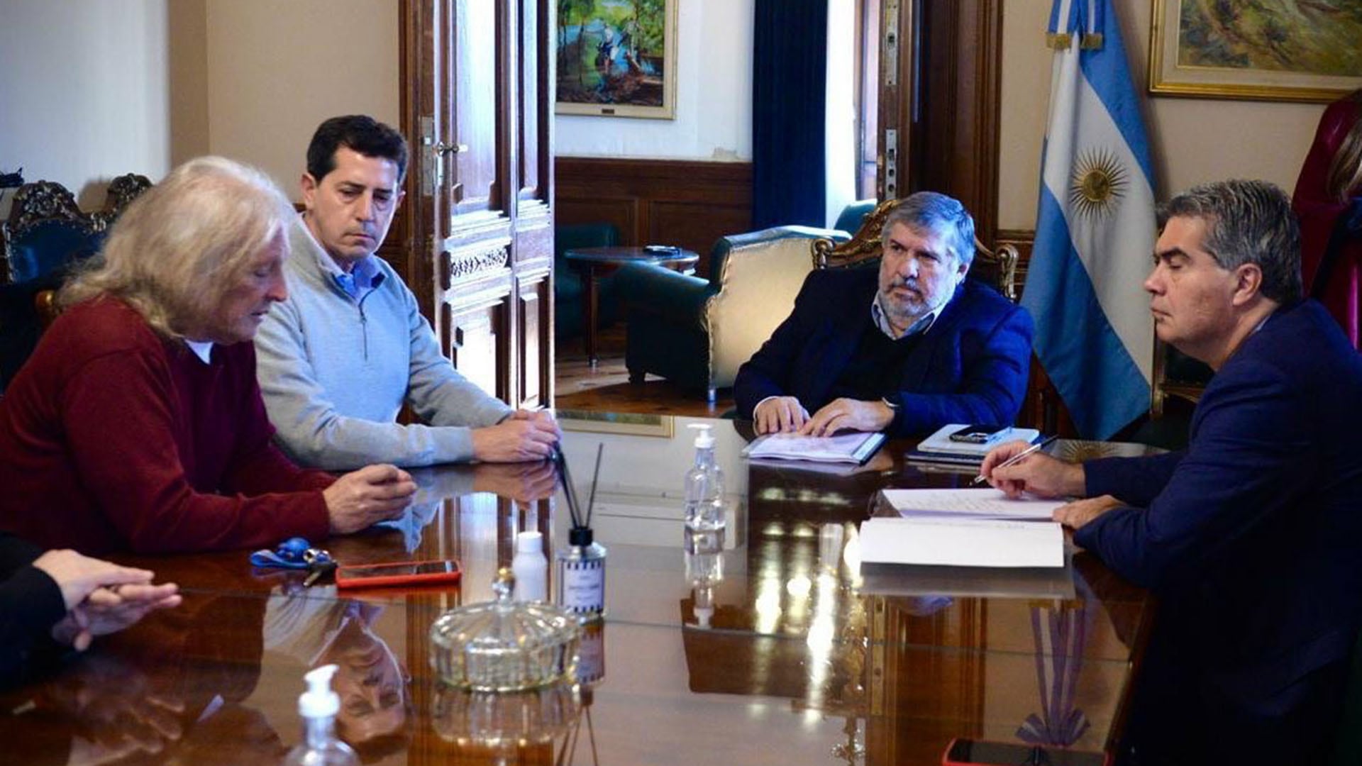 Sobrero entregó informes técnicos y fotografías a los senadores para exigir la intervención urgente del Congreso (@BJusticialistaS)