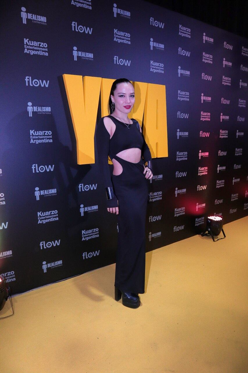 La actriz sumó guantes largos y labios rojos para un look poderoso