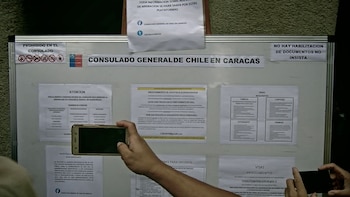 Venezolanos bucscan información en la Embajada de Chile en Caracas para migrar a ese país (Cristhoferson Zamora)