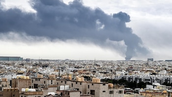 Un ataque con drones atribuido a "Irán y aliados" causa "un gran incendio" en el aeropuerto de Kuwait