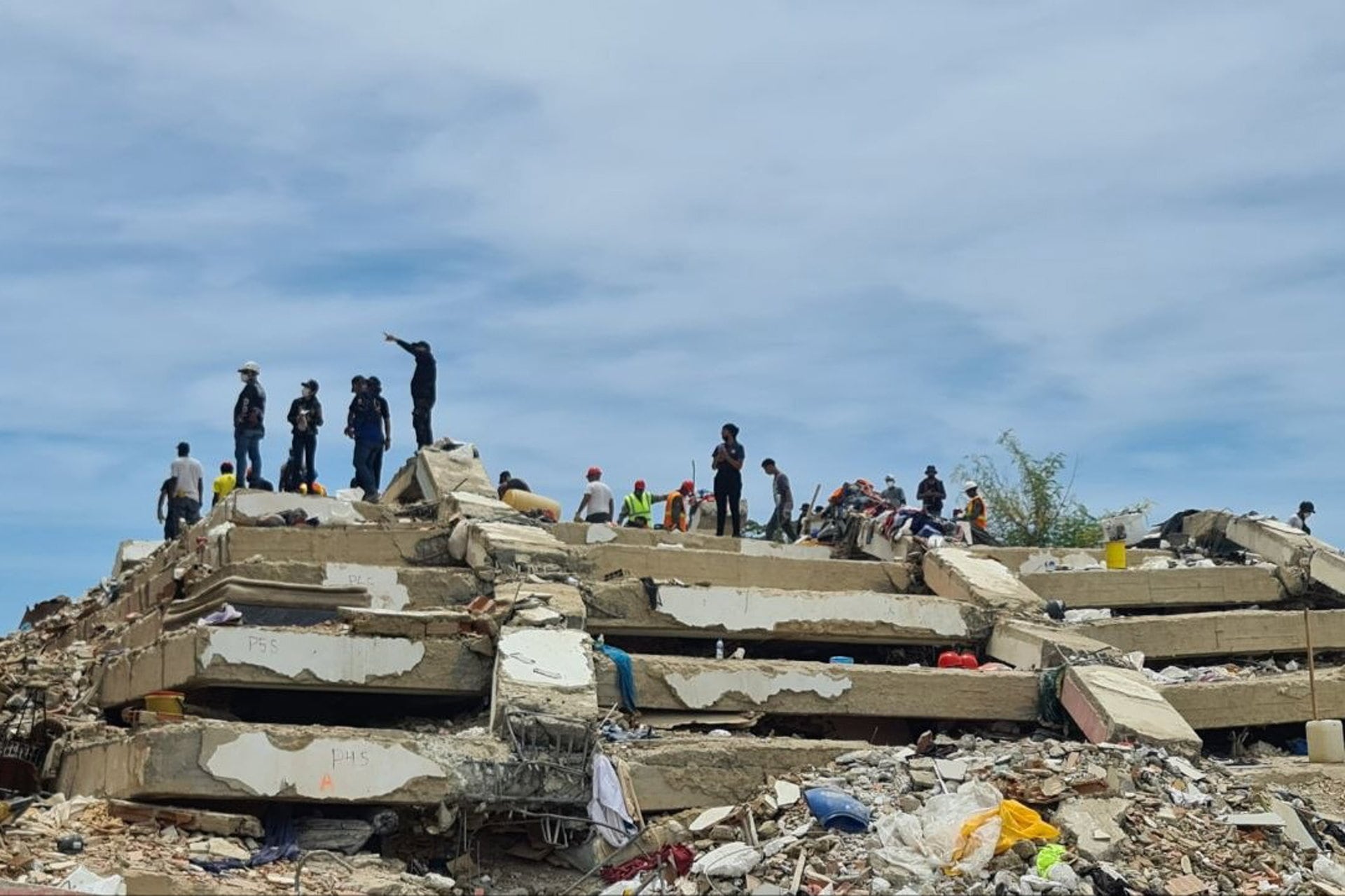 Equipos de emergencia inspeccionan los daños provocados por los terremotos en Catia La Mar, una de las localidades más afectadas del estado de La Guaira