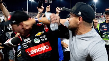 La brutal pelea entre dos pilotos de la NASCAR: el video viral con la gresca desde distintos ángulos que hizo arder las redes
