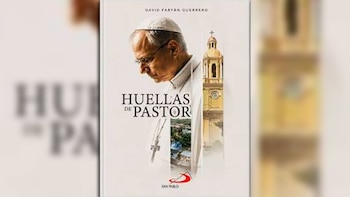 Portada del libro Huellas de pastor con un clérigo con sotana blanca y crucifijo, una torre de iglesia y el nombre del autor David Farfán Guerrero
