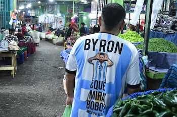 (GUATEMALA), 15/07/2026.- Byron Barrientos posa con una camiseta de Argentina, previo al partido del Mundial de la FIFA 2026 entre Inglaterra y Argentina, este miércoles en el mercado de La Terminal, en Ciudad de Guatemala (Guatemala). EFE/ Alex Cruz