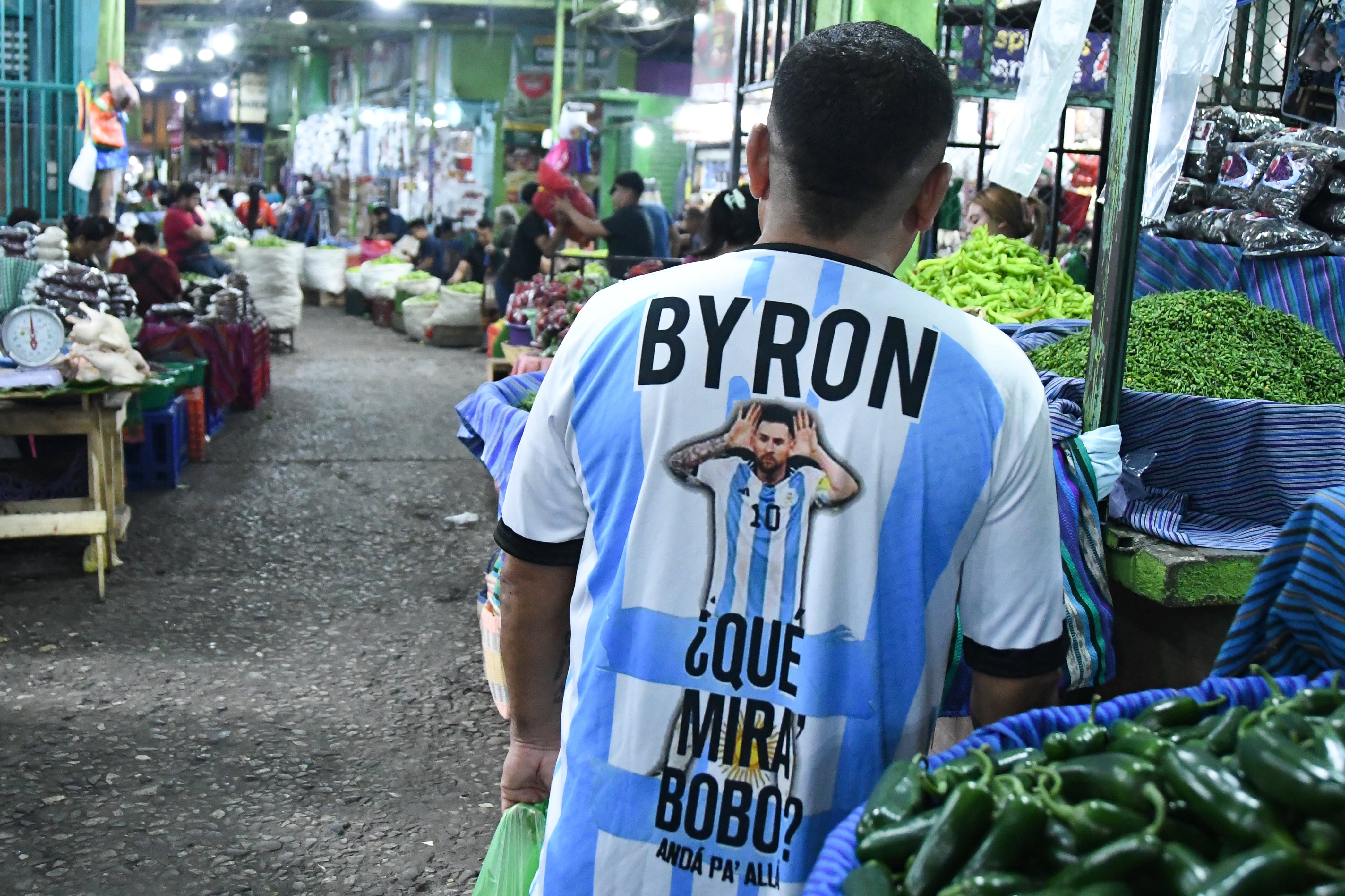 La fiebre por Lionel Messi convirtió a un mercado de Guatemala en una mini tribuna de Argentina