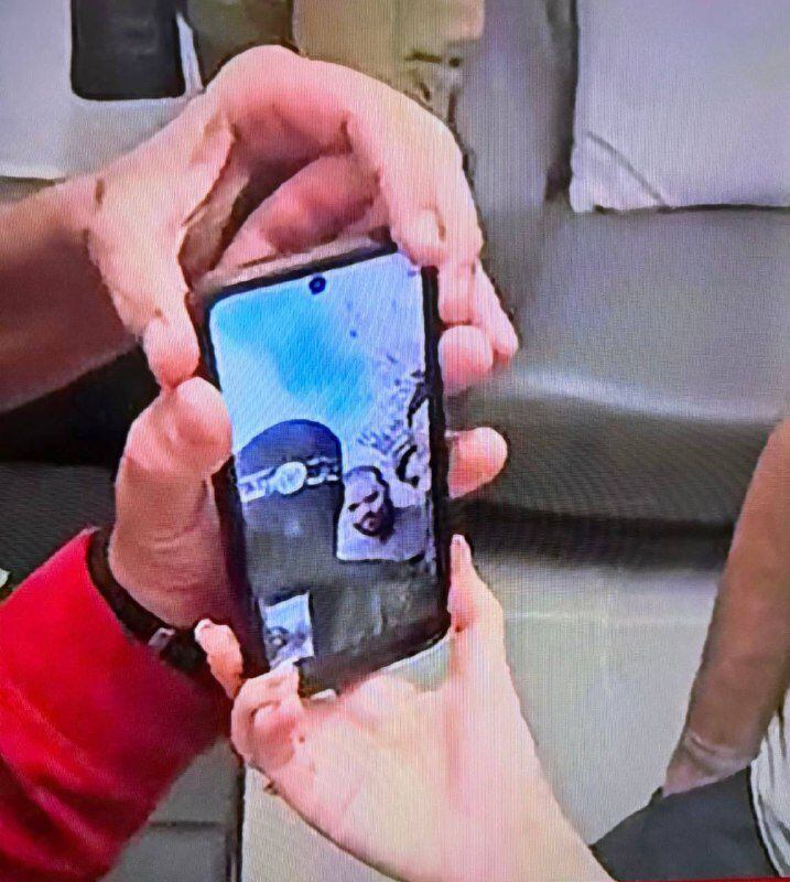 En la video llamada desde Gaza, además de Eitan Horn se ve a un terrorista