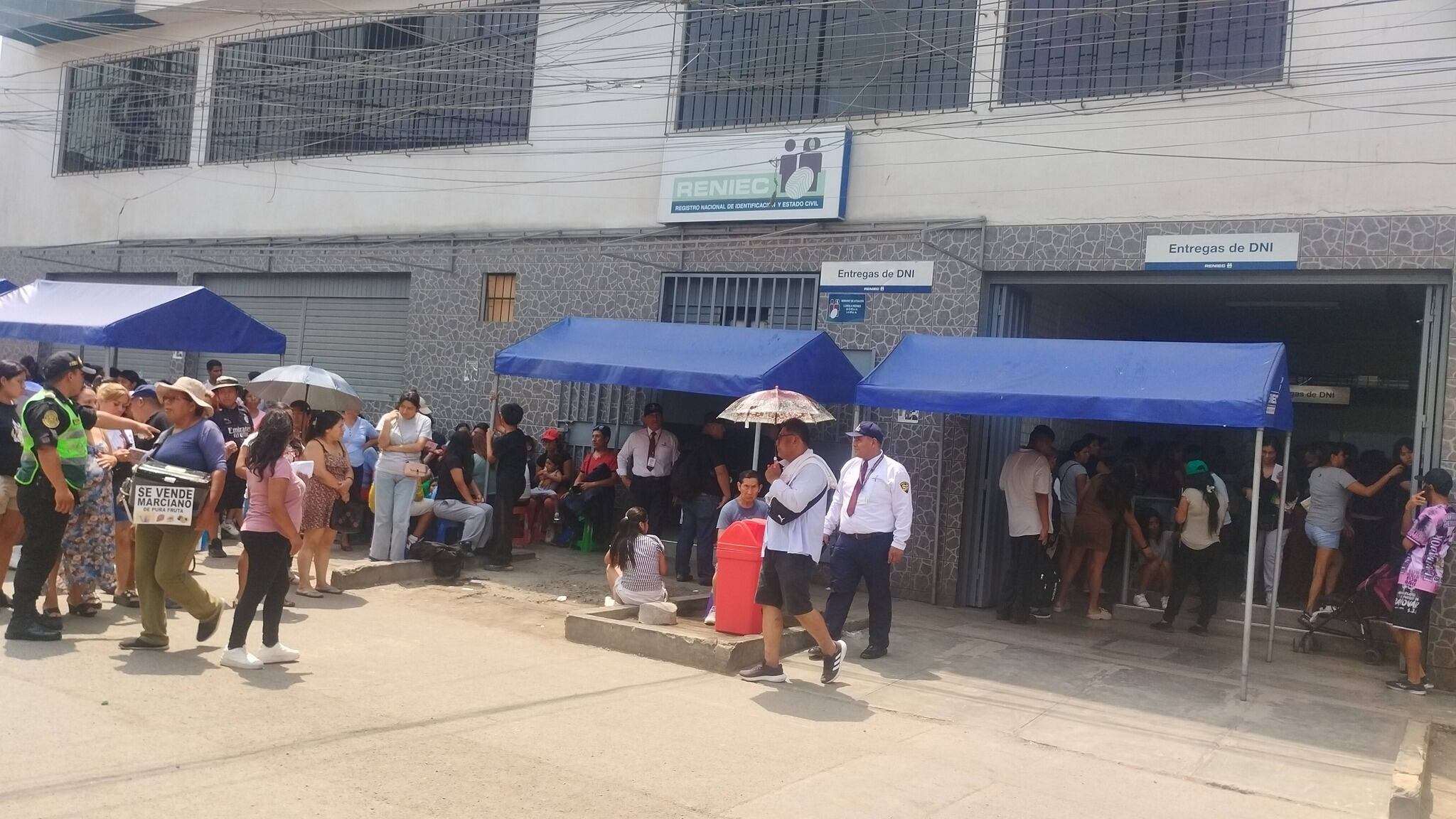 Cientos de ciudadanos esperan en largas filas fuera de una sede de Reniec, donde una falla informática ha causado demoras en la entrega del DNIe, motivando jornadas extraordinarias de atención. (Foto: Facebook / Verde es vida en los Jazmines sjl )