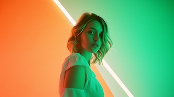 Retrato de una mujer joven adulta con luces de neón - (Imagen Ilustrativa Infobae)