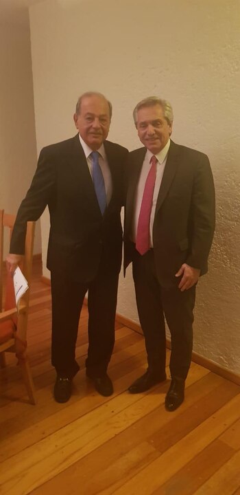 Alberto Fernández junto al empresario