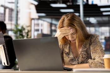 Las mujeres son más propensas a sufrir 'burnout' que los hombres. (Magnific)