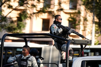 Personal de seguridad custodia el edificio de la Fiscalía donde Ovidio Guzmán, uno de los hijos del exjefe del Cártel de Sinaloa Joaquín "El Chapo" Guzmán, permanece bajo custodia el jueves 5 de enero de 2023, en la Ciudad de México. El Ejército capturó a Ovidio Guzmán en una operación a las afueras de Culiacán, un bastión del Cártel de Sinaloa en el occidente mexicano. (AP Foto/Fernando Llano)