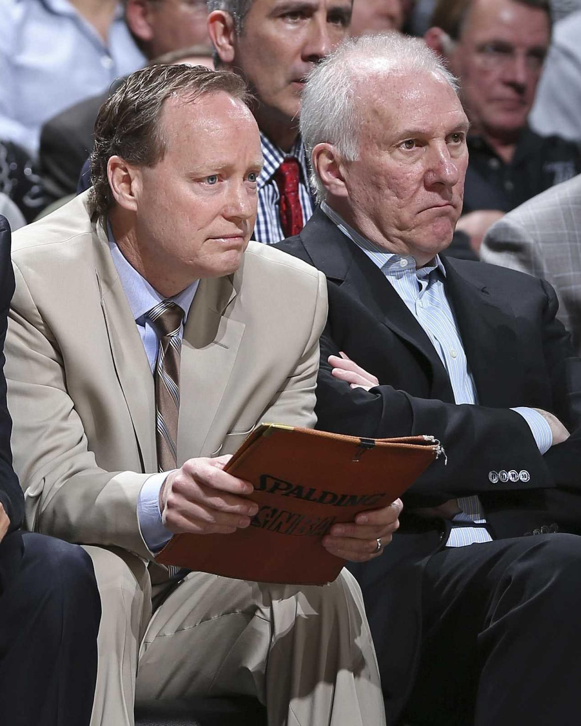 Mike Budenholzer fue asistente de Gregg Popovich durante 17 años y juntos ganaron 4 de los 5 anillos de la franquicia San Antonio Spurs